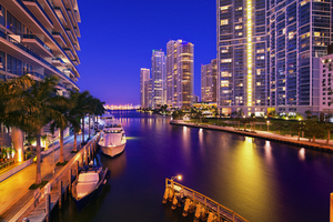 Cruise along the Miami Pier